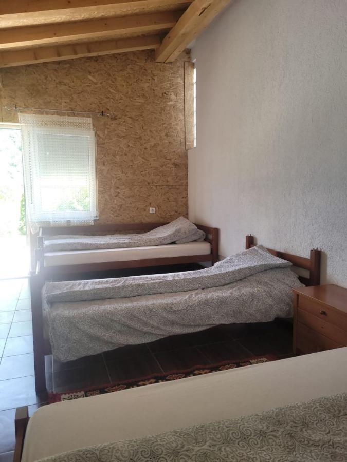 Lola Guest House Vusanje Exterior photo