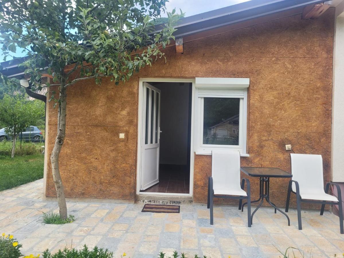 Lola Guest House Vusanje Exterior photo