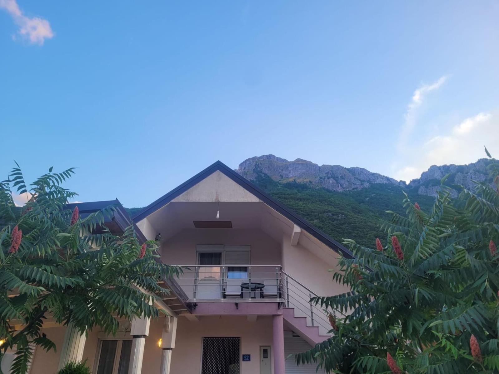Lola Guest House Vusanje Exterior photo