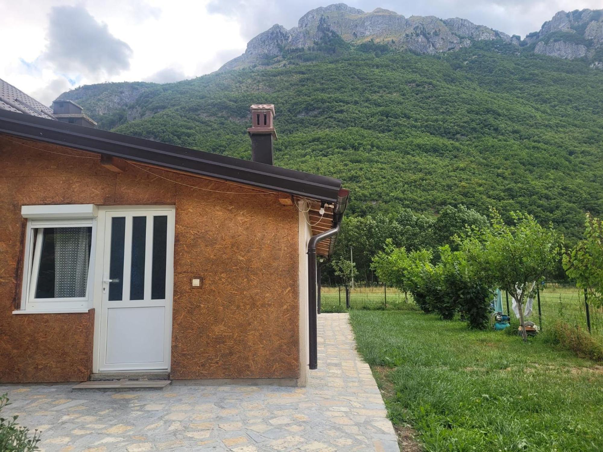 Lola Guest House Vusanje Exterior photo