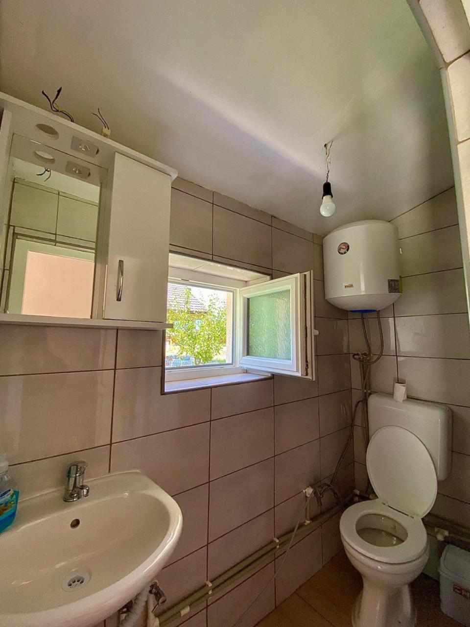 Lola Guest House Vusanje Exterior photo