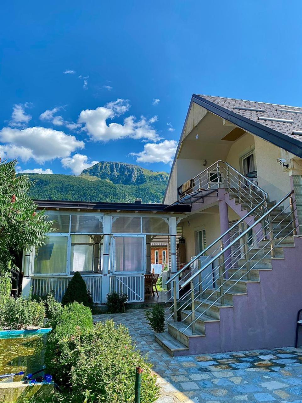 Lola Guest House Vusanje Exterior photo