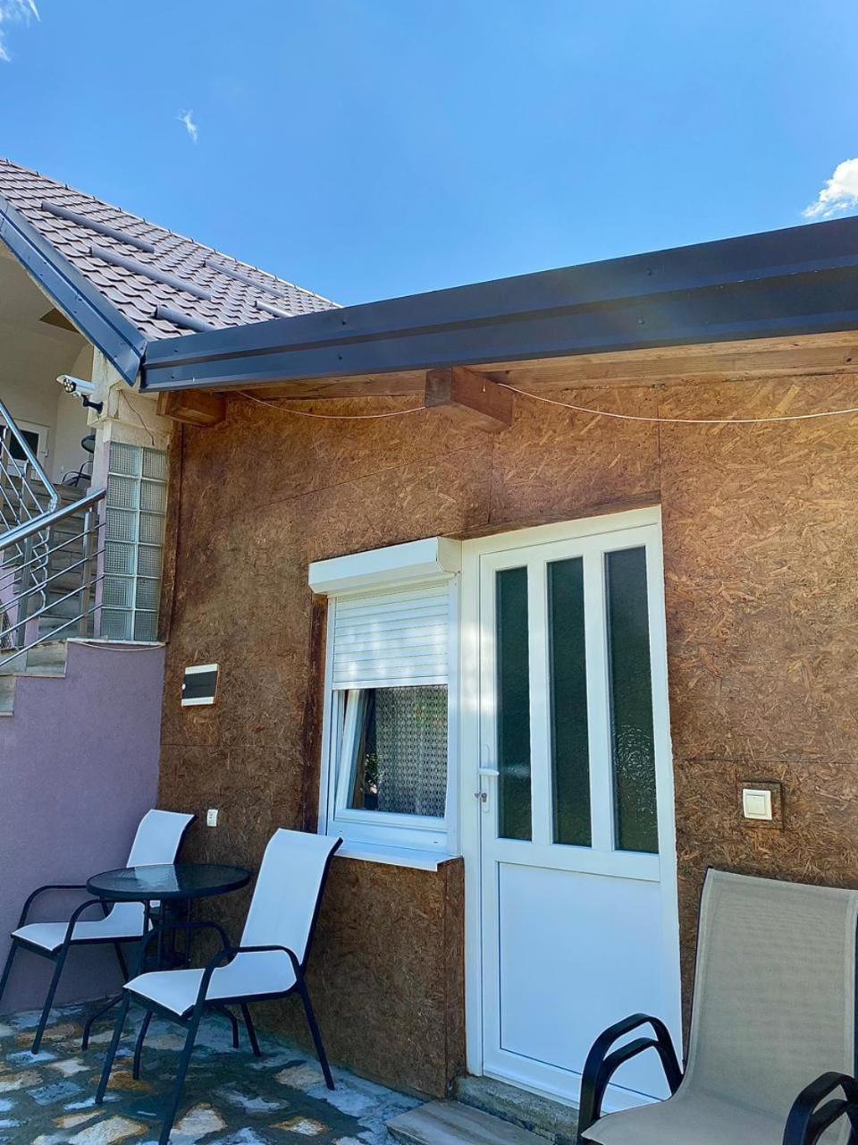 Lola Guest House Vusanje Exterior photo